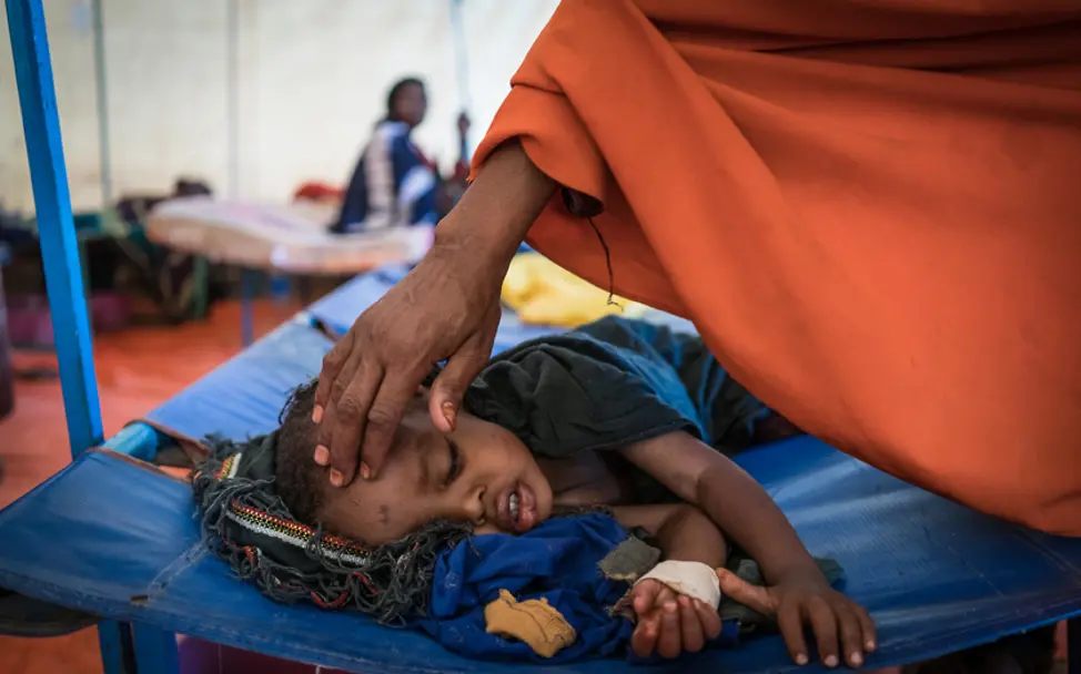 Eine Mutter pflegt ihren an Cholera erkrankten Sohn | © UNICEF/Mackenzie Knowles Hunger in Somalia: Eine Mutter pflegt ihren an Cholera erkrankten Sohn