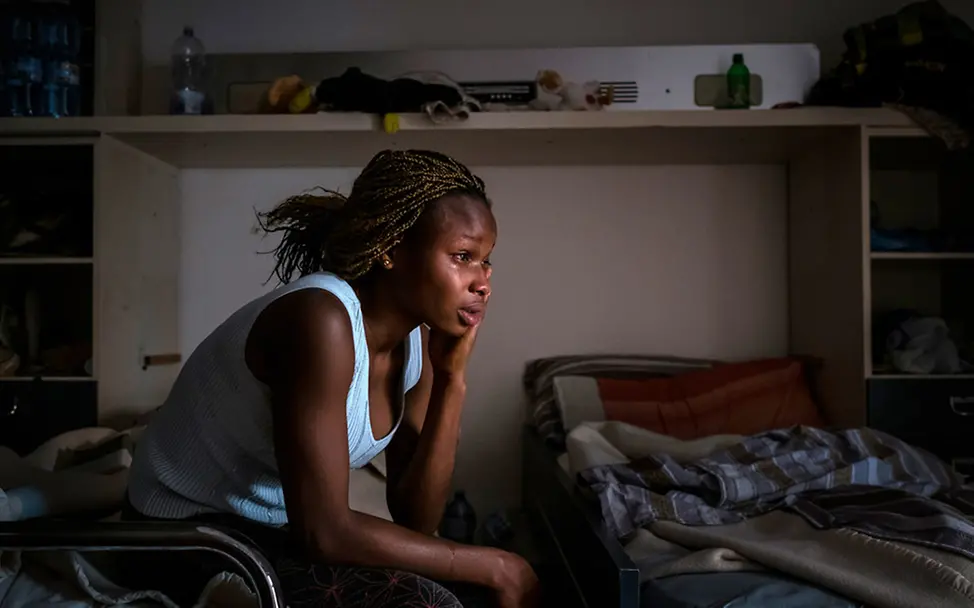 Mary weint beim Erzählen ihrer Geschichte | © UNICEF/Italien/Gilbertson Kinder auf der Flucht: Mary erzählt von ihrem Martyrium auf dem Weg nach Italien