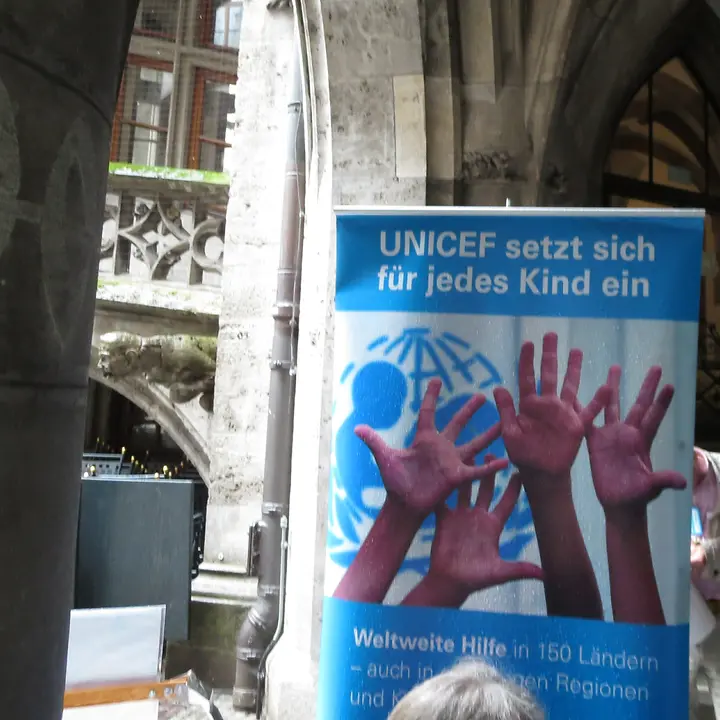 Magnetische Versteigerung mit Promis wie Petra Reiter, Jürgen Kirner, Brigitte Walbrun und TV-Stars der Sendung "Der Alte" im Münchner Rathaushof 2017_07_03_rathausdult_23