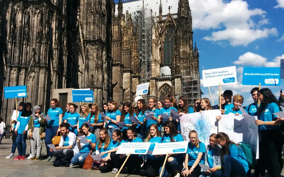Zum G20: Junge Menschen singen "Imagine" und fordern Frieden für jedes Kind.