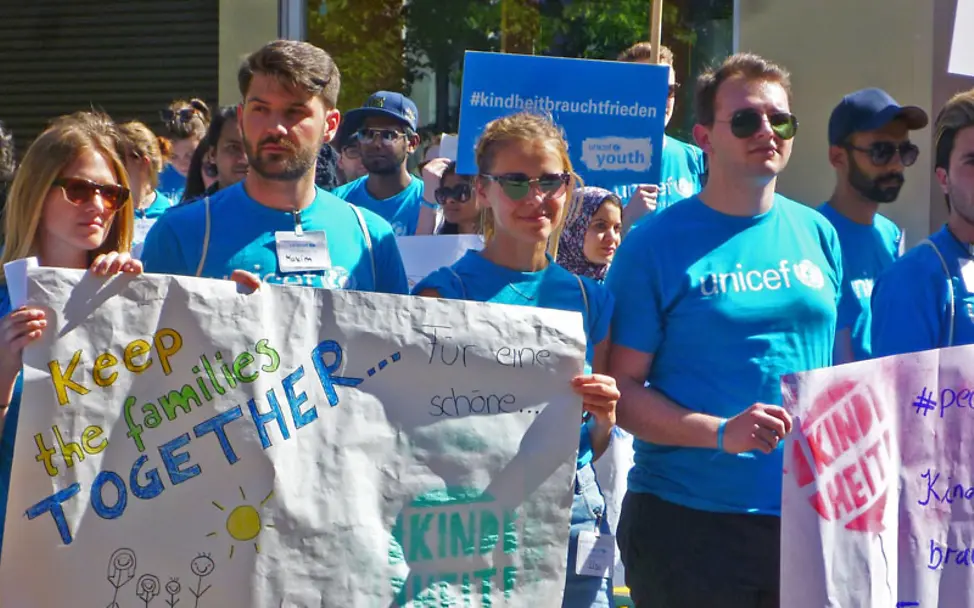 Zum G20: Junge Erwachsene gehen auf die Straße und setzen ein Zeichen für Frieden.