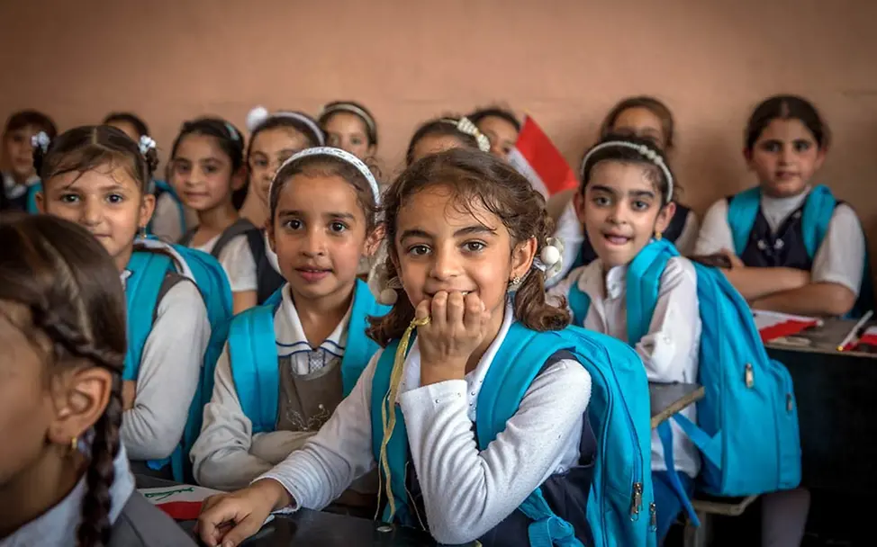 Diese Schulkinder freuen sich, wieder zur Schule gehen zu können. 