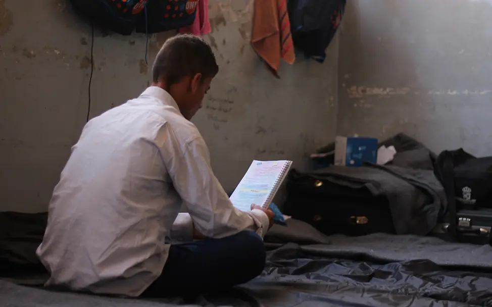 Dank seiner Freunde bleibt Ali* am Ball. | © UNICEF/Al-Issa Syrien - Bildung trotz Krieg: Dank seiner Freunde bleibt Ali am Ball.