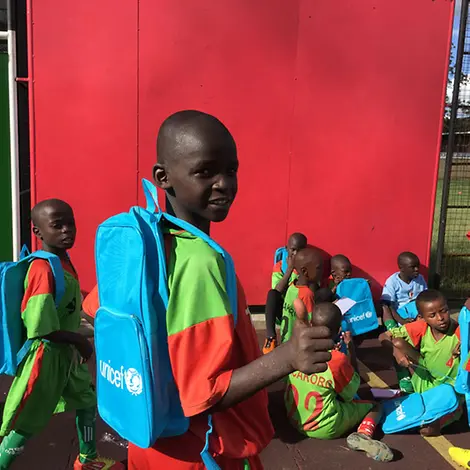 Paul ist glücklich dass er in die Schule gehen kann | © UNICEF/ Charbonneau Kenia: Paul mit seinem neuen UNICEF-Rucksack