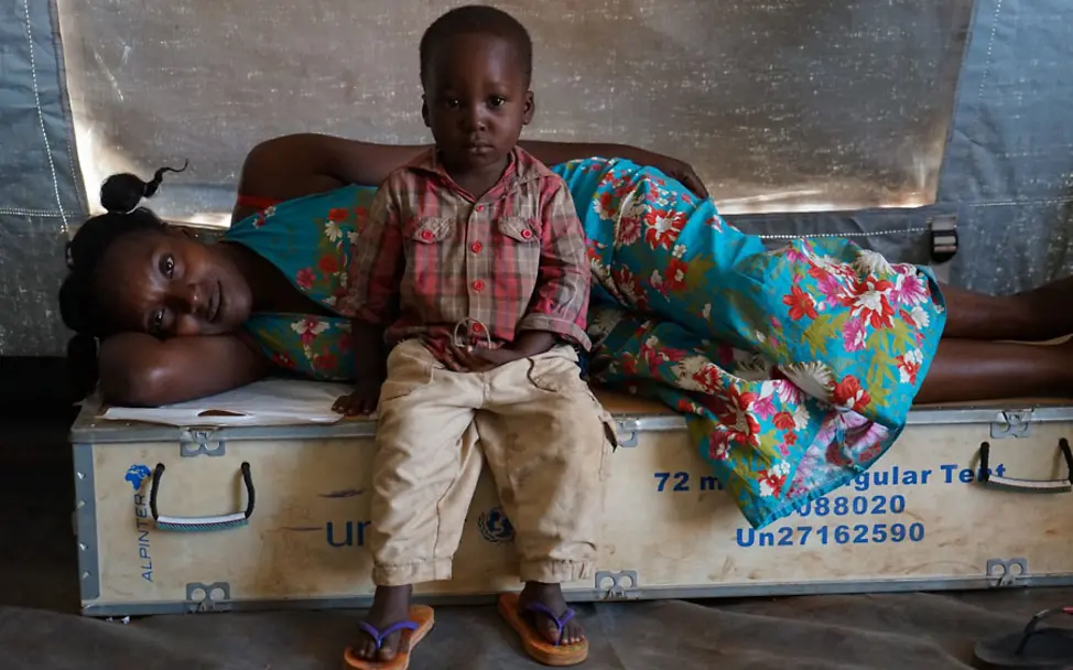 Flüchtlingslager in Dundo, Nord-Angola: Eine erschöpfte Mutter und ihr Kind ruhen sich aus. 