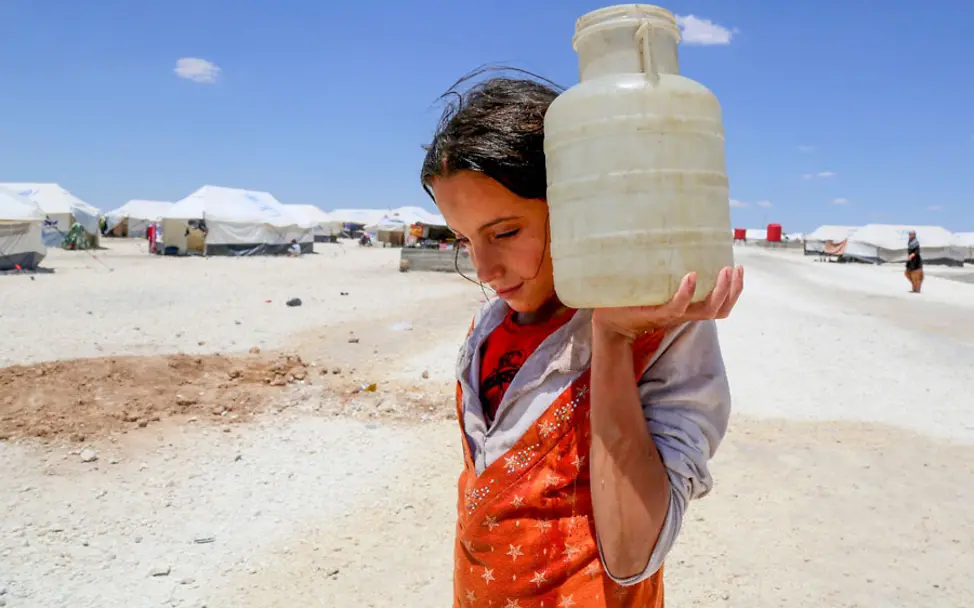 Horriya aus Rakka, Syrien ist mit ihrer Familie in ein Zeltlager in Ain Issa geflohen.