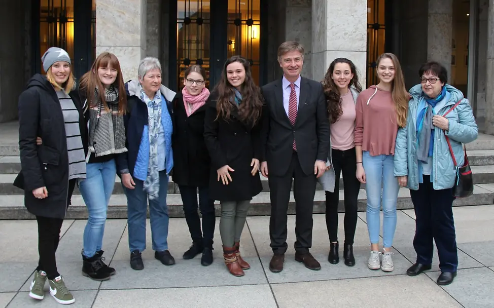 UNICEF-Abordnung mit Matern von Marschall vor dem Reichstag © Helena Gugath