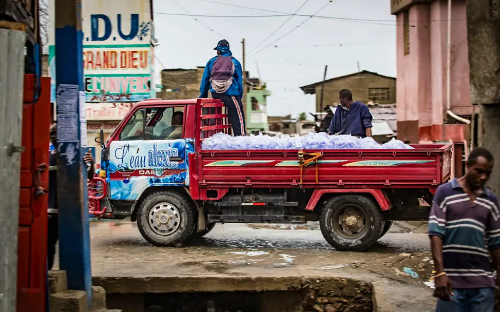 Trinkwasserlieferung für die betroffenen Menschen | © UNICEF/Maxence Bradley Hurrikan Haiti Irma: Trinkwasserlieferung nach dem schweren Sturm