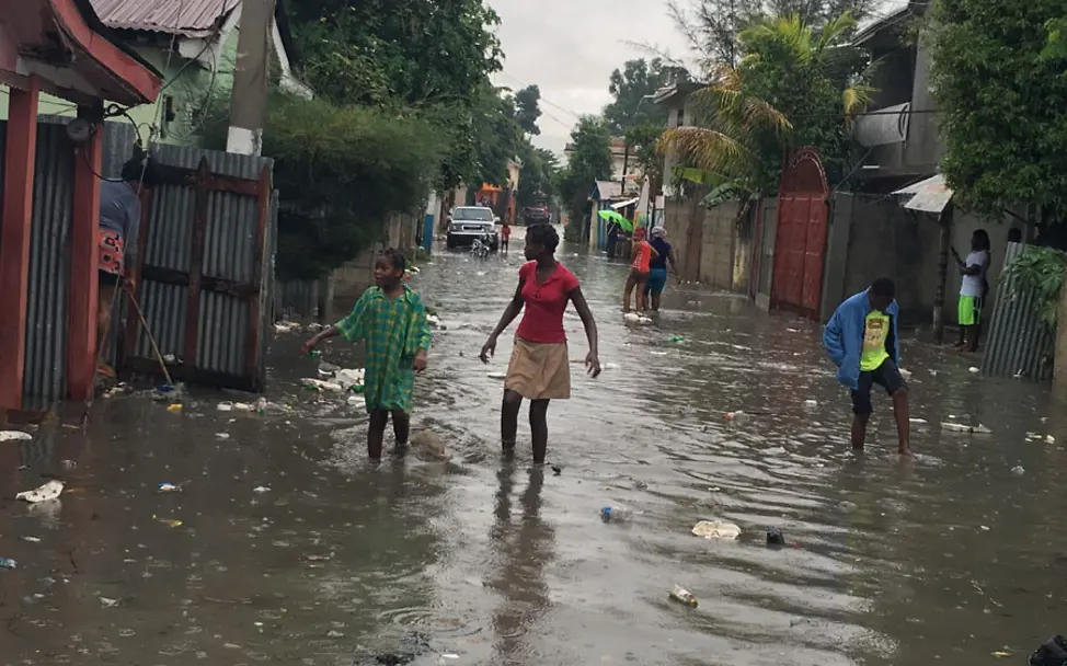 Kinder und Frauen waten durch eine überflutete Straße in Hinche (Haiti) | © UNICEF/Daniel Hurrikan Haiti Irma: Kinder und Frauen waten durch eine überflutete Straße in Hinche