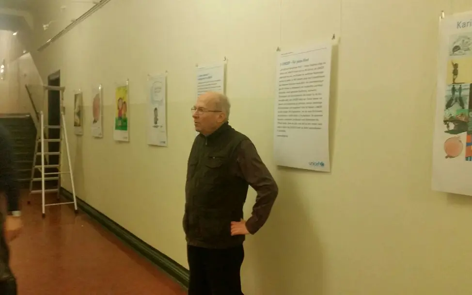 Günter Spaniol bei der Vorbereitung einer UNICEF-Ausstellung Neuer Inhalt (1)