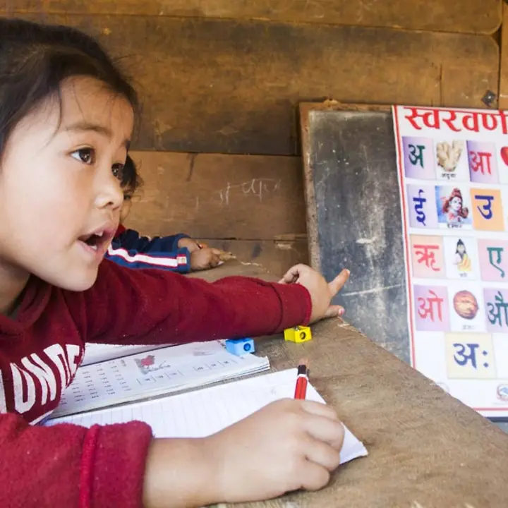 Bildung ist alles: Reshma liebt es zu schreiben! | © UNICEF/Nepal Bildung in Nepal: UNICEF hilft auch in abgelegenen Regionen