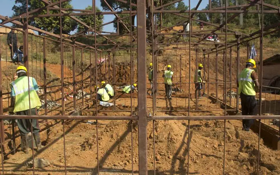 Kinder in Nepal bekommen dank des UNICEF-Programms eine Chance auf Bildung © UNICEF/Nepal Gemeinsam mit Partnern baut UNICEF Schulen und andere Bildungseinrichtungen