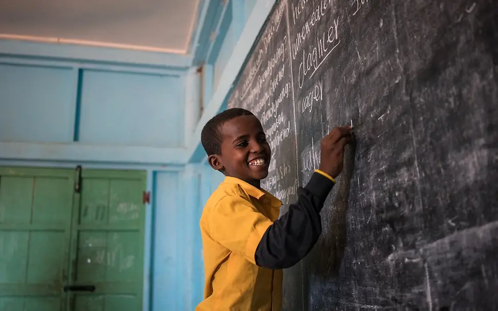 Entwicklung beginnt mit den Kindern: Ein Schüler in einer von UNICEF unterstützen Schule.