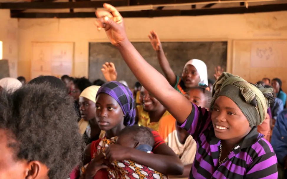 Malawi: Eine Schülerin meldet sich im Unterricht