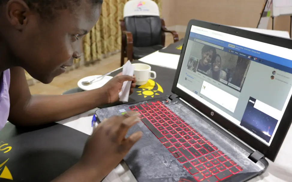 Malawi: Ein Blogger sitzt am Laptop und testet Facebook