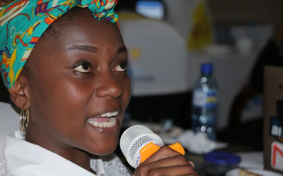 Malawi: Eine angehenden Bloggerin mit Mikrophon