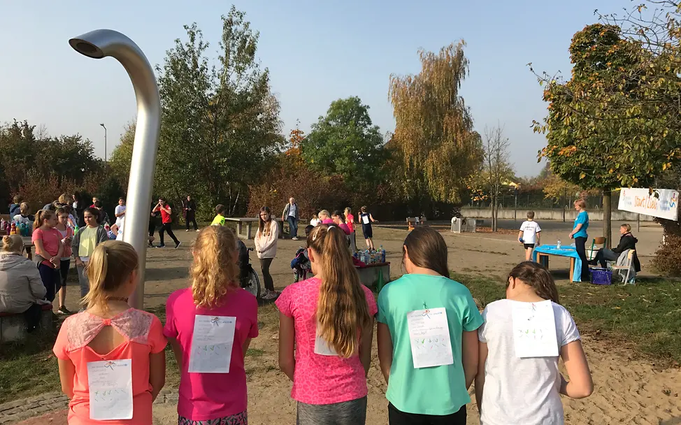 Die "Laufzettel" sind ans T-Shirt geheftet...© UNICEF Berlin Neuer Inhalt