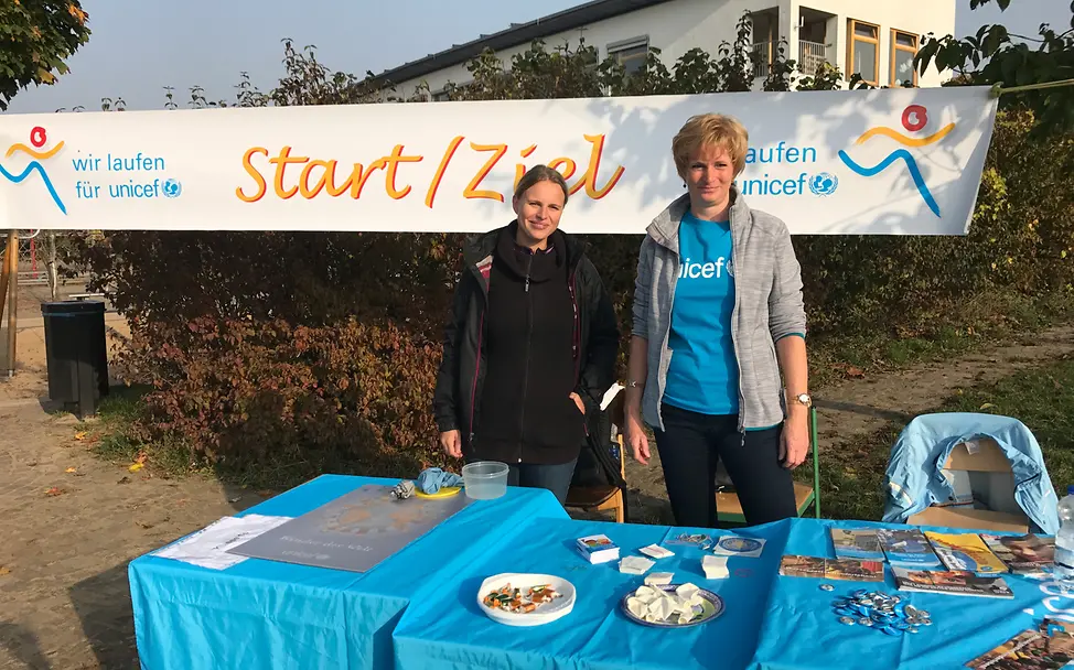 Jenny und Slyvia Matthias © UNICEF Berlin Neuer Inhalt