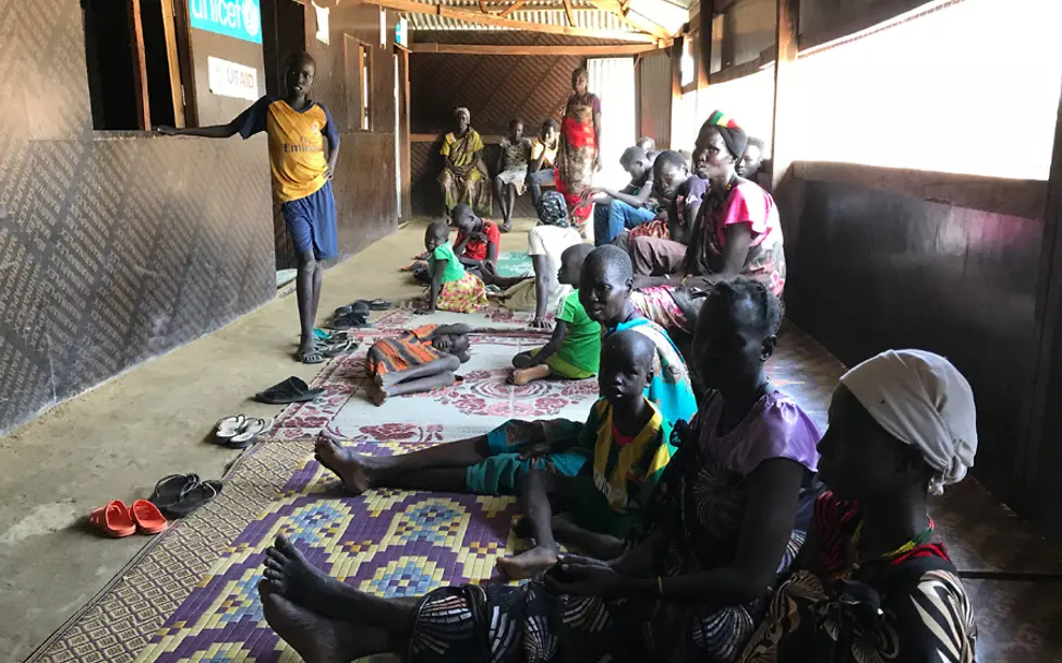 In dem Krankenhaus in Bentiu hat sich eine lange Warteschlange gebildet | © UNICEF South Sudan/Ellie Kealey Südsudan: Eine Warteschlange vor den Behandlungsräumen im Krankenhaus