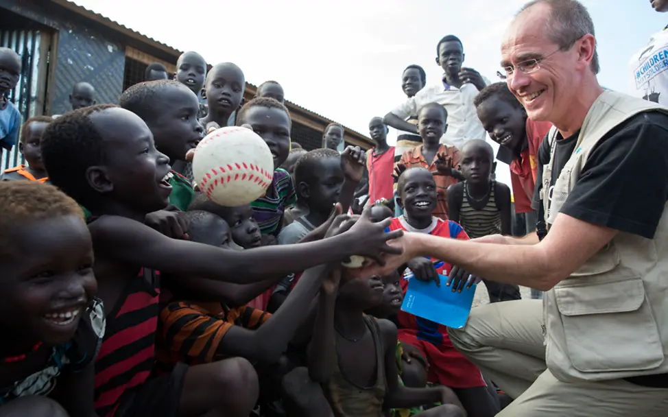 UNICEF-Geschäftsführer Christian Schneider mit Kindern in einem Child Friendly Space | © UNICEF South Sudan/Ellie Kealey Südsudan: Christian Schneider mit Kindern in einem Child Friendly Space