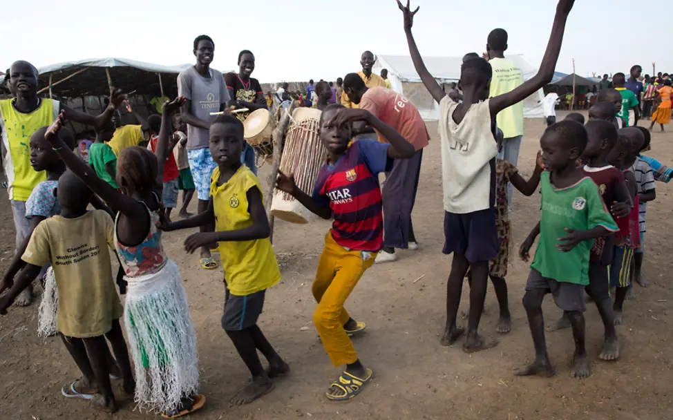 In den kinderfreundlichen Orten können Kinder wieder lachen | © UNICEF South Sudan/Ellie Kealey Südsudan: Die Kinder tanzen und singen in einem Child Friendly Space
