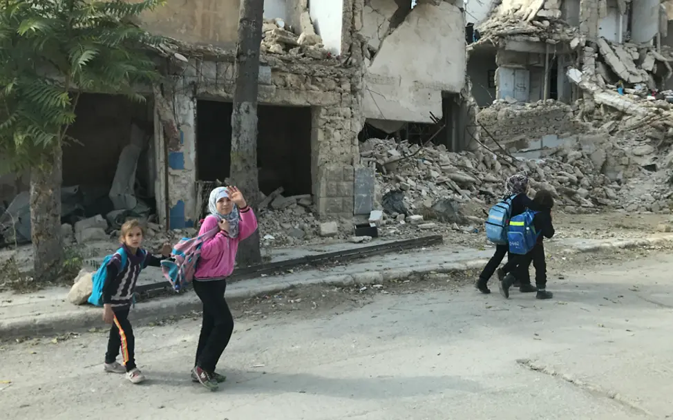 Viele Kinder in Aleppo tragen UNICEF-Rucksäcke | © UNICEF/Ninja Charbonneau Syrien: Die Kinder sind mit UNICEF-Rucksäcken, zwischen den Ruinen von Aleppo, unterwegs