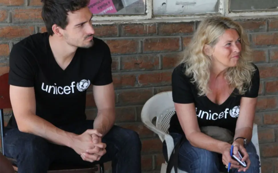 Claudia Berger mit Mats Hummels in Malawi.