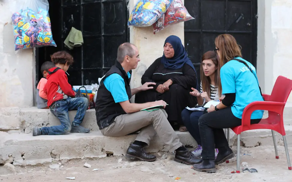 UNICEF Geschäftsführer unterhält sich mit Warda in Aleppo | © UNICEF/Al-Issa Syrien: UNICEF-Geschäftsführer Christian Schneider spricht mit Einwohnern in Aleppo