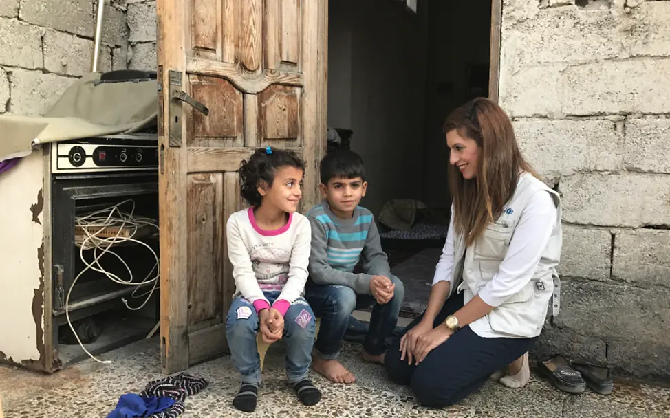 Basma Ourfali im Gespräch mit Falak und Omar | © UNICEF/Ninja Charbonneau Syrien: Die UNICEF-Mitarbeiterin Basma im Gespräch mit zwei Kindern