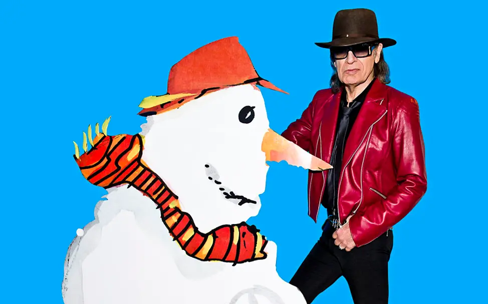 Udo Lindenberg posiert mit Mr. Coolman. | © Tine Acke Udo Lindenberg Grußkarte: Der Rocker und der Schneemann posieren.