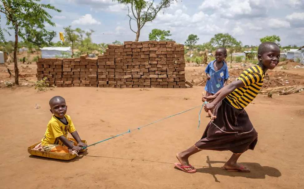 Uganda: Flüchtlingskinder spielen im Flüchtlingslager Bidibidi