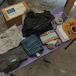 Ein Tisch voller Winterkleidung, von Schuhen bis hin zu Mützen.