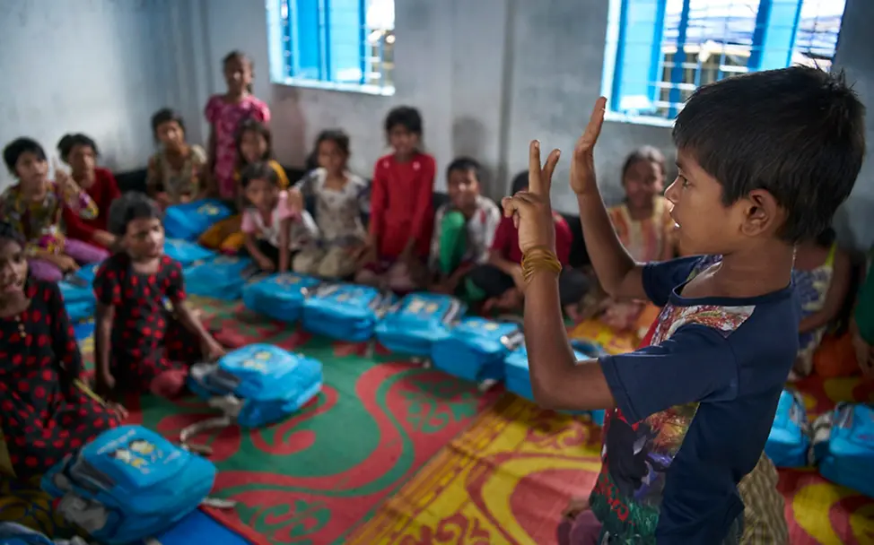 Schüler lernen Rechnen in einer Notschule für Rohingya-Flüchtlinge | © UNICEF/Noorani Richtig spenden: Schüler lernen Rechnen in einer Notschule für Rohingya-Flüchtlinge