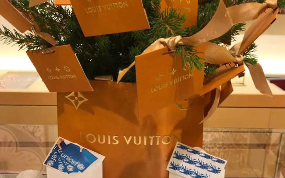 Die Spenden werden für Bleistifte, Schulhefte, Schulbücher und Rucksäcke verwendet © Louis Vuitton KaDeWe Neuer Inhalt