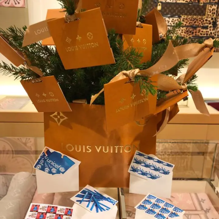 Die Spenden werden für Bleistifte, Schulhefte, Schulbücher und Rucksäcke verwendet © Louis Vuitton KaDeWe Neuer Inhalt