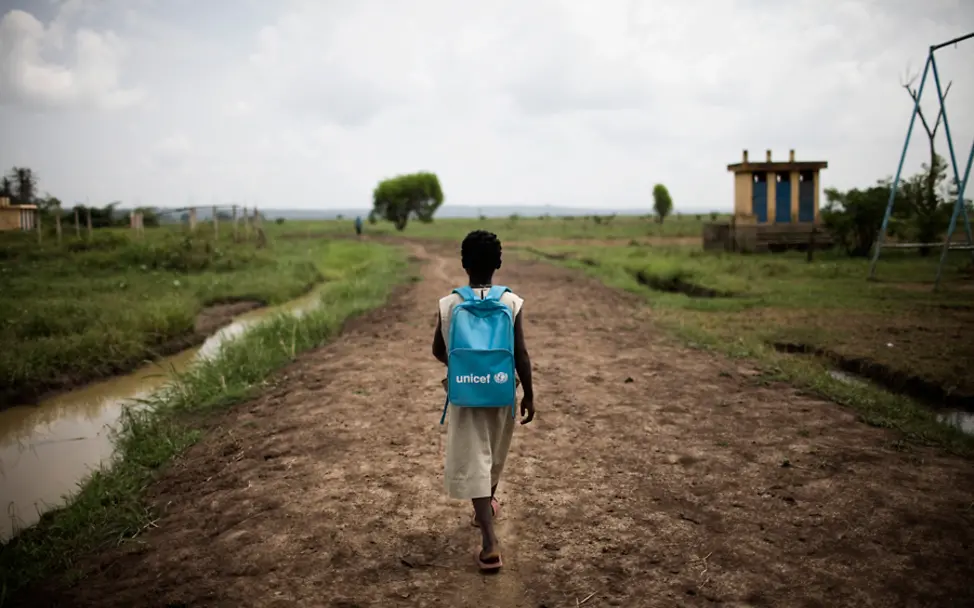 Ein Mädchen läuft nach der Schule nach Hause