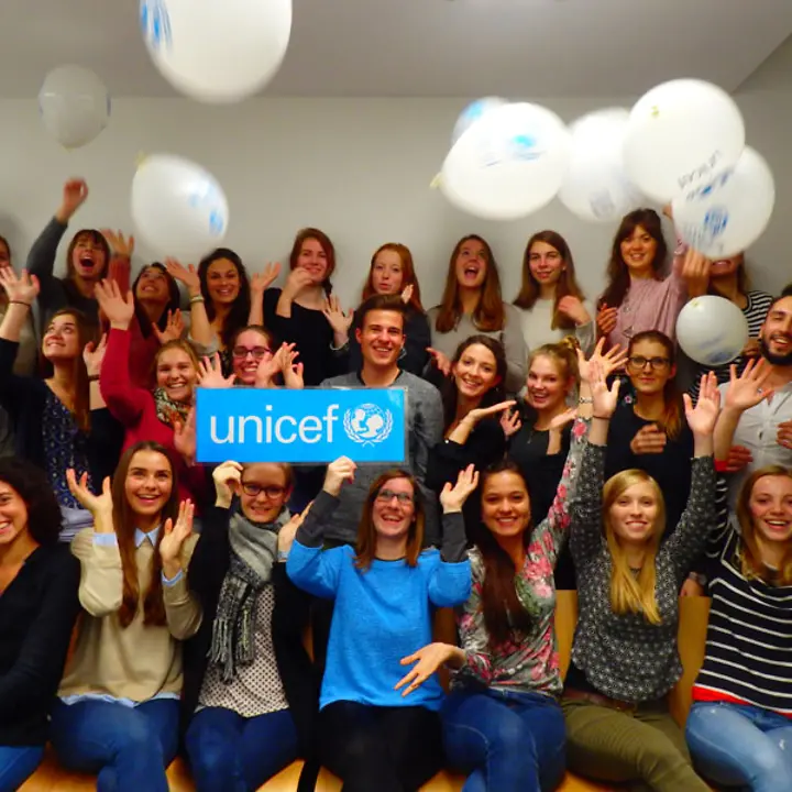 Nach dem Umzug hat Mirjam durch die UNICEF-Gruppe sofort Anschluss gefunden | © UNICEF/HSG Passau Sieben Gründe für's Ehrenamt: Gruppenbild der HSG Passau