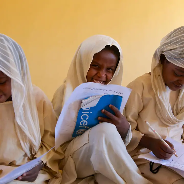 Transparenz bei UNICEF Deutschland | © UNICEF/UNI166324/Noorani Transparenz bei UNICEF Deutschland: Kinder mit Schulheften