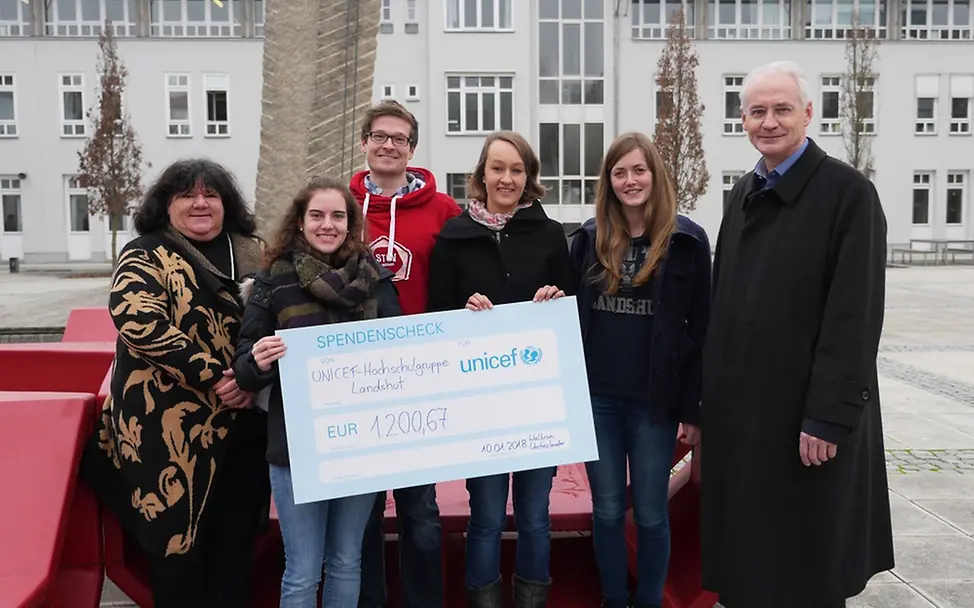 Spendenübergabe der HSG an Unicef © Hochschule Landshut Spendenübergabe der HSG an Unicef © Hochschule Landshut