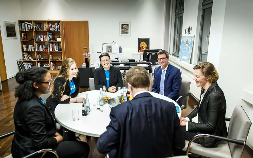 Zusammen am Tisch mit Regierungssprecher Steffen Seibert. | © Bundesregierung/Denzel #wählerisch: Die Gesprächsrunde mit Regierungssprecher Steffen Seibert.