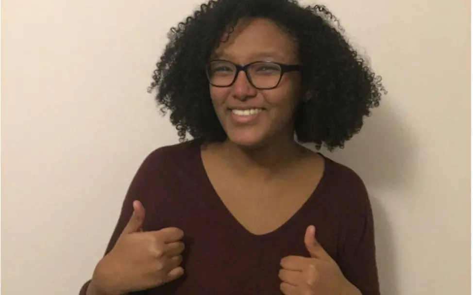 Sandra: Daumen hoch für das Gespräch mit Steffen Seibert. | © UNICEF/DT2017 #wählerisch: Sandras Daumen gehen nach dem Gespräch mit Steffen Seibert hoch.