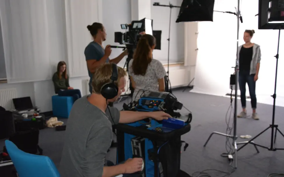 Alle sind bereit – es kann gedreht werden. | © UNICEF/Vera Mäusbacher #wählerisch: Das Filmset für den Dreh ist bereit.