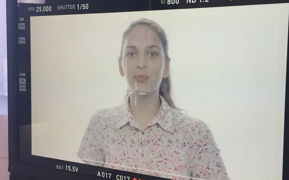 Yasmin steht für den Dreh vor der Kamera. | © UNICEF/DT2017 #wählerisch: Yasmin steht beim Dreh vor der Kamera.