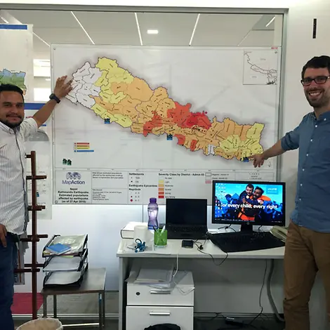 Nepal Projektreise: Ayush Karki und Stefan Becker planen die Reiseroute
