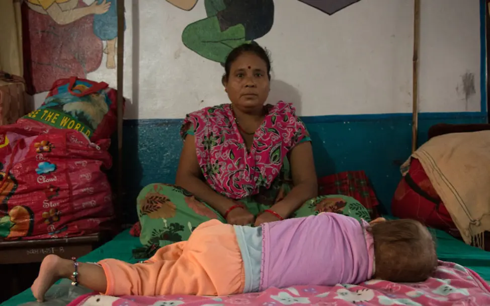 Nepal Projektreise: Ayush schlafend mit seiner Mutter