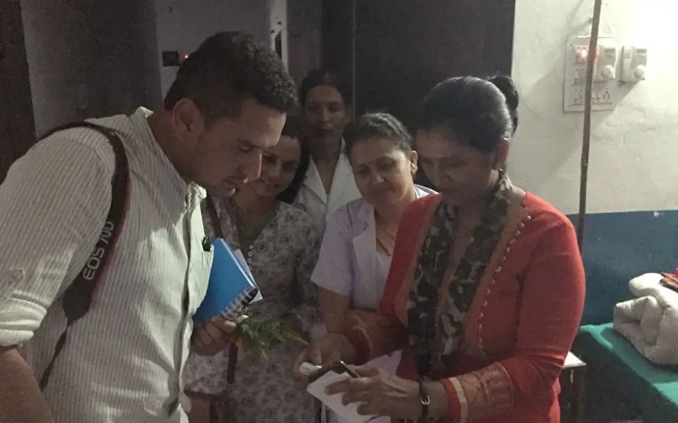 Nepal Projektreise: Stationsleiterin Geeta Bista zeigt die Erfolgsbilder von behandelten Kindern