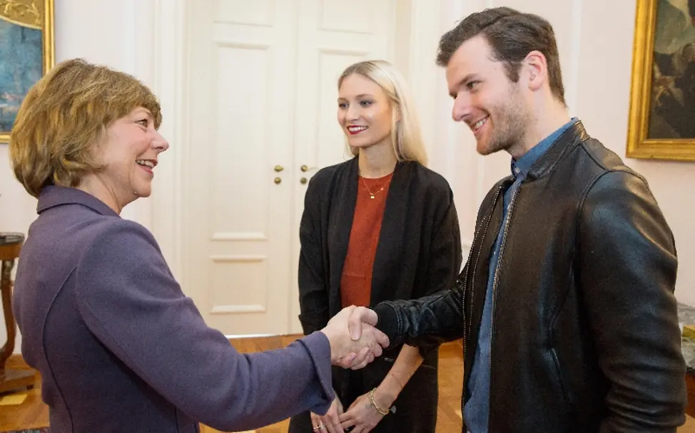 Glasperlenspiel beim UNICEF-Neujahrsgespräch mit Daniel Schadt | © Bundesregierung/Gero Breloer Glasperlenspiel: Bei dem UNICEF-Neujahrsgespräch