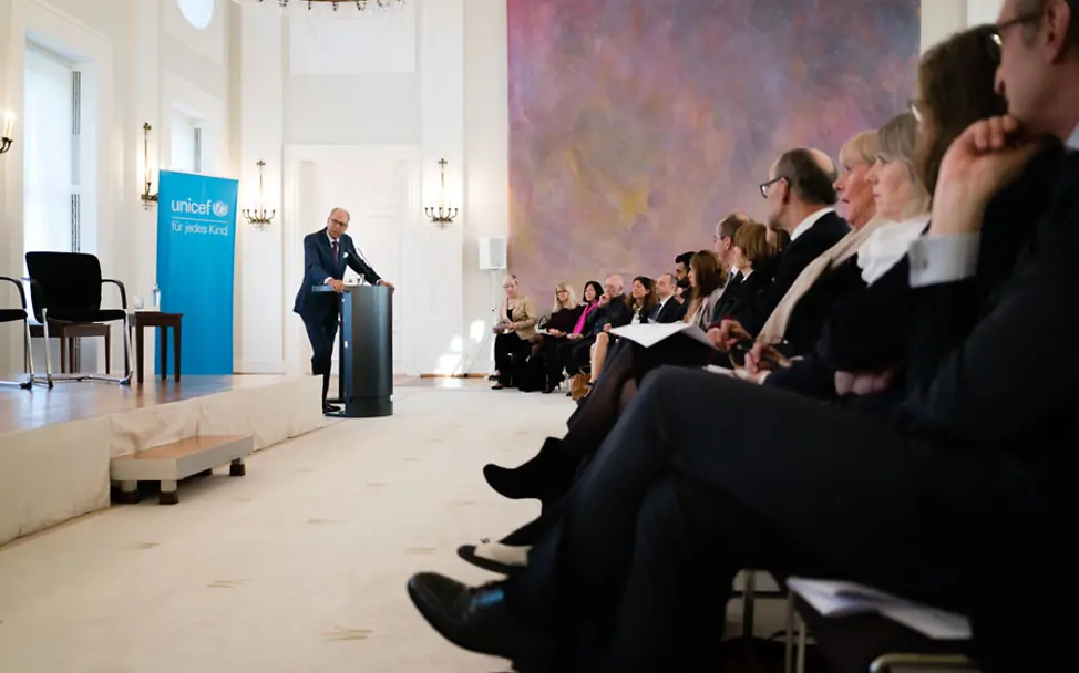 Teilnehmer im Schloss Bellevue | © Bundesregierung/Felix Zahn UNICEF Neujahrsgespräch: Teilnehmer im Schloss Bellevue