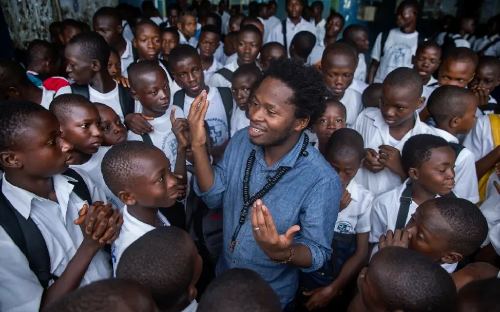 Ishmael Beah war früher selber Kindersoldat und ist nun ein Hoffnungsträger | © UNICEF/Torgovnik/Verbatim Photo Agency Kindersoldaten: Der Hoffnungsträger und ehemalige Kindersoldat Ishmael Beah zwischen lauter Kindern