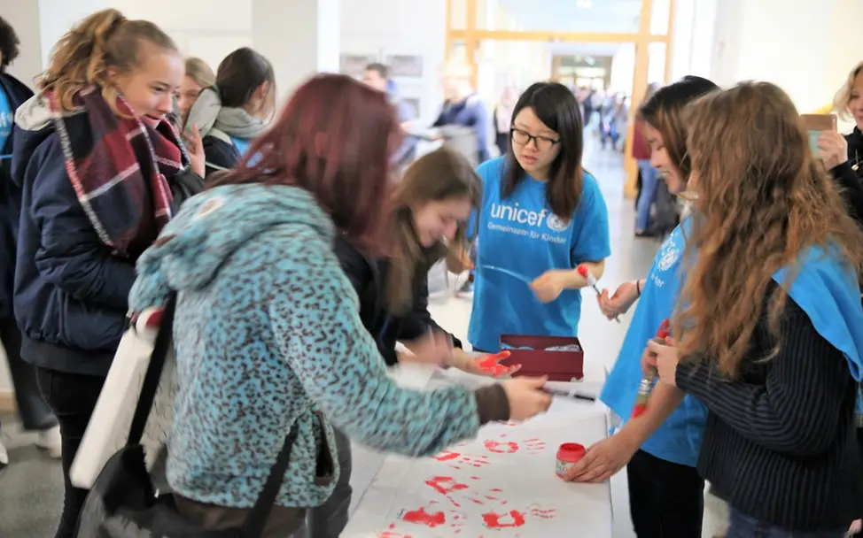 © UNICEF Göttingen | Red Hand Day 2018 Felix-Klein-Gymnasium und UNICEF Göttingen Red Hand Day 2018 Felix-Klein-Gymnasium und UNICEF Göttingen